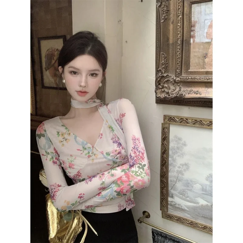 

Retro Floral Lace-up Halter Neck Long-sleeved T-shirt for Women in Summer Pure V-neck and Chic Base Shirt