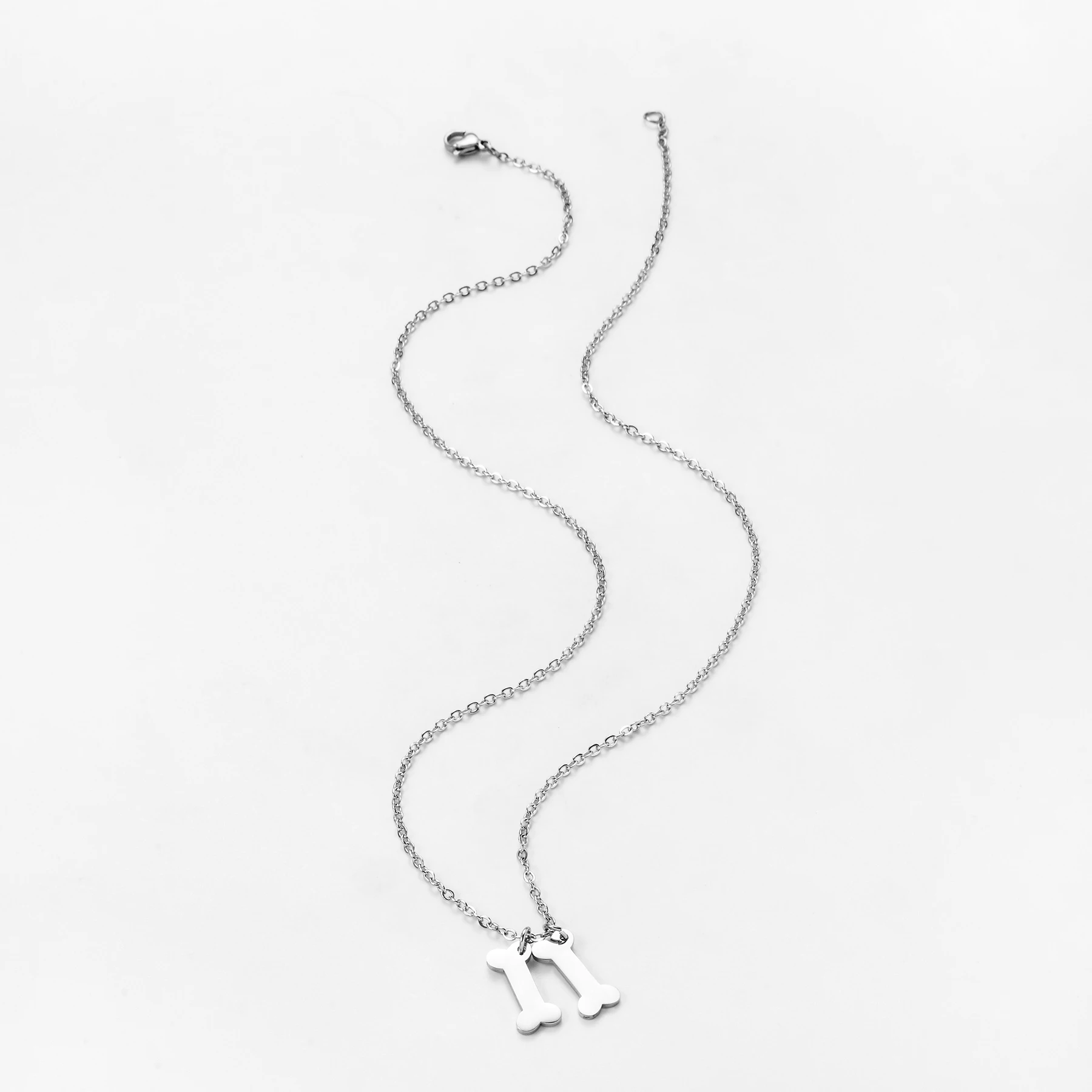 قلادة شخصية من الفولاذ المقاوم للصدأ للنساء ، حرف اسم مخصص ، سحر على شكل عظمي ، مجوهرات متدلية ، هدية ذاكرة