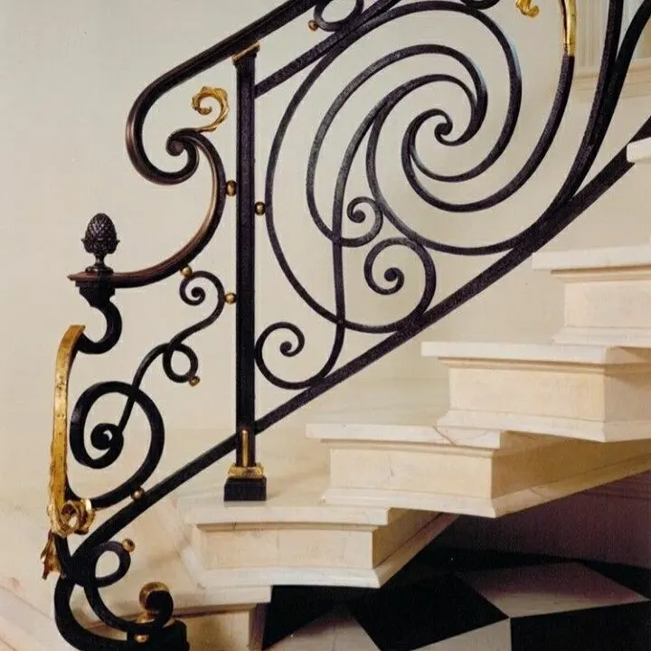 Personalizzazione Corrimano per scale in ferro battuto personalizzato Balustrade in metallo per interni ed esterni Design per ringhiera per scale di hotel villa