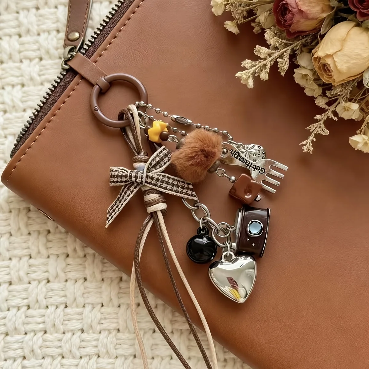 3/1 Piece Set of Vintage Camera-Style Pom-Pom Keychain Charms with Bowknot Bag Accessories, Ins-Style Phone Charms, Suitable as Gifts for Friends, Family, and Classmates, Halloween and Christmas Gifts