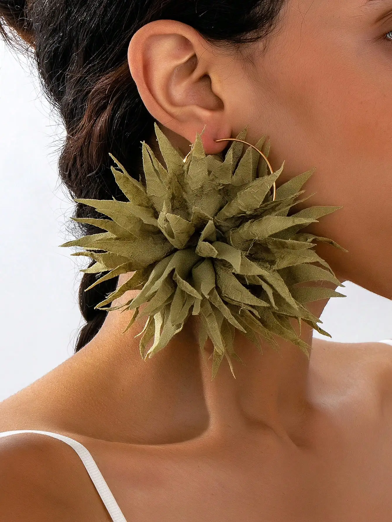 

Большие серьги-кольца с цветочным узором для женщин, элегантные эффектные украшения с геометрическим дизайном в виде листьев