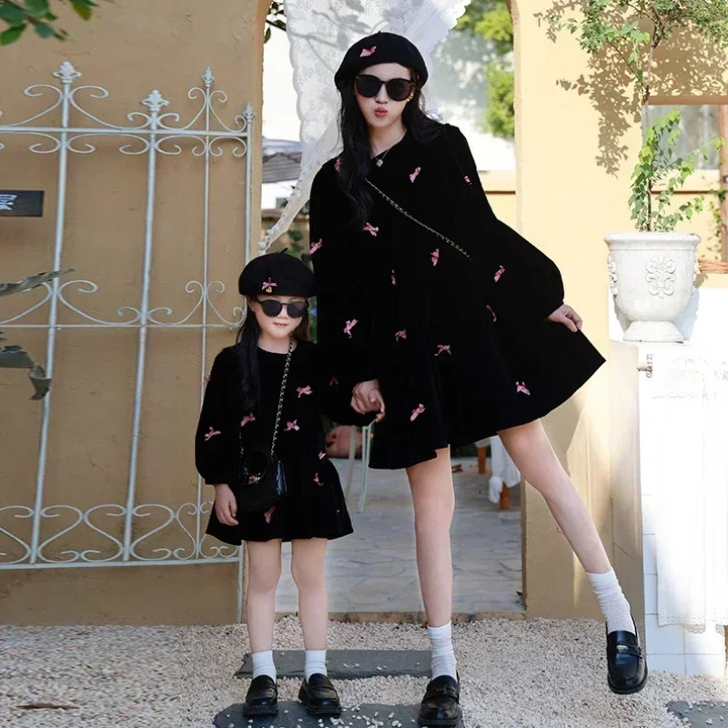 

2024 Mom and Daughter Black Velvet Dress for Women Clothing Mommy and Me Mother and Baby Girls Cute Long Sleeve Dresses Outfit