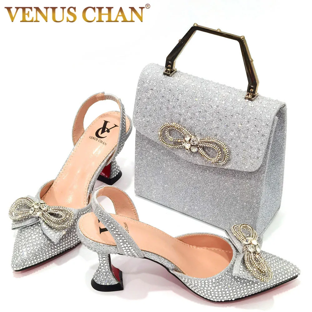 El último estilo INS, lazo de diamantes de imitación, tacones altos de fiesta vacíos laterales, tacones de aguja con punta estrecha, zapatos y