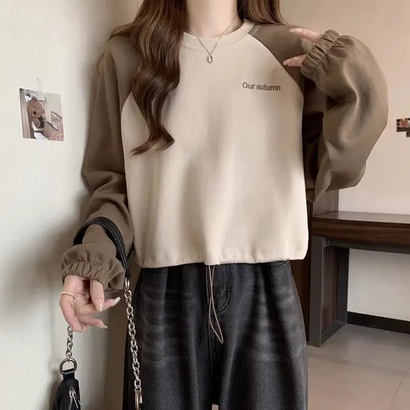 เสื้อสเวตเชิ้ตแขนยาวสไตล์อเมริกันเรโทรสำหรับผู้หญิง ฤดูใบไม้ร่วง ฤดูหนาว รุ่นใหม่ ทรงหลวม ดีไซน์ตัดสี มีเชือกผูก รุ่นสั้น