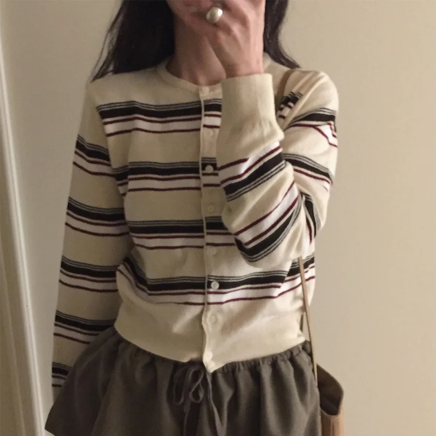 Elegancki jesienny kardigan z dzianiny w nowym kolorze, dopasowany krój, damski sweter bazowy, uniwersalny, zapinany na guziki, koreański styl, casualowy.