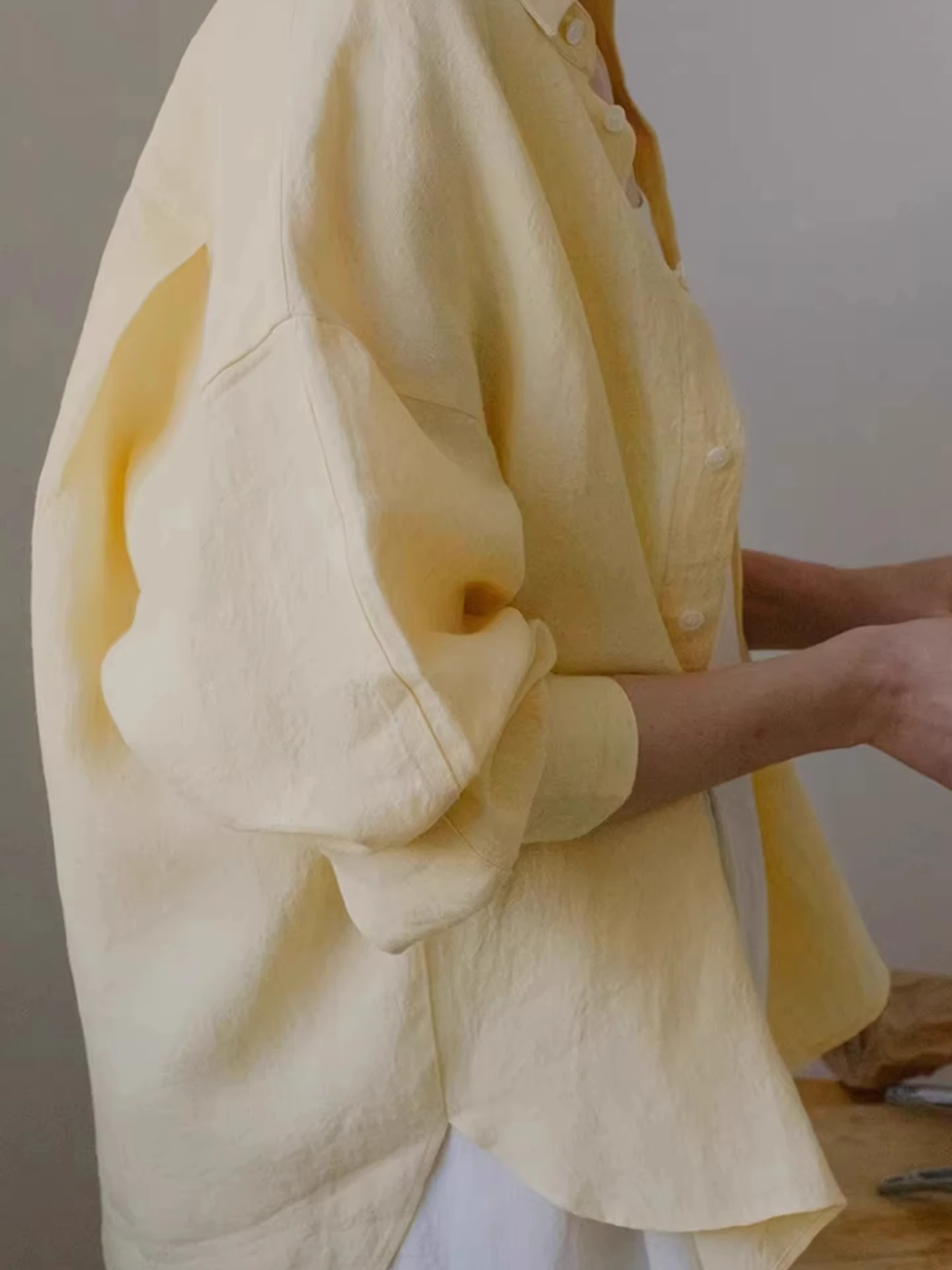 

Женская льняная рубашка свободного кроя желтого цвета для весны и лета, повседневный стиль, защита от солнца, модный топ, брендовый, с пряжкой, европейские товары