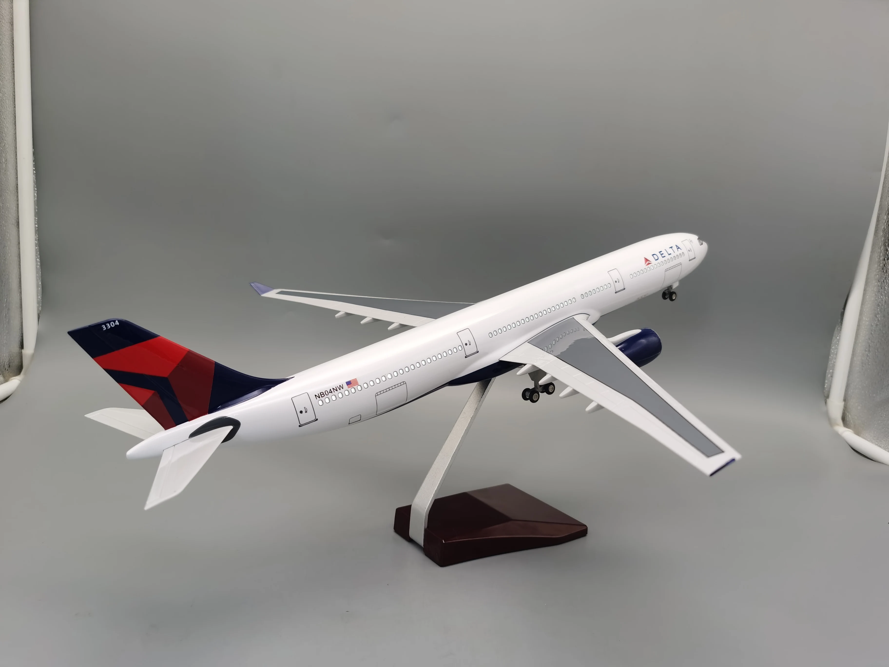Scala 1:135 47CM Airbus A330 Delta Airways Airlines Modello di aereo Pressofusione Macchina Giocattolo souvenir Regalo raccolto dall'aviazione