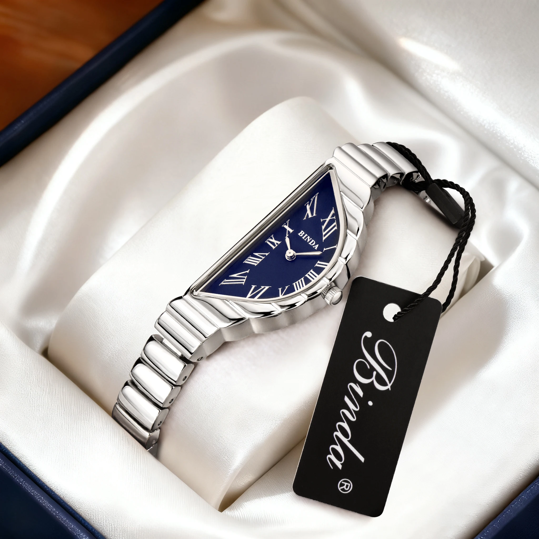 ساعة كوارتز نسائية من Binda - مينا بيضاء منحنية، مؤشر روماني نصف دائري، مقاومة للماء حتى 30 مترًا، مجموعة علب هدايا أنيقة