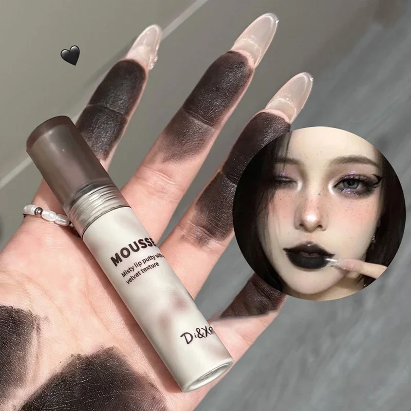 Готическая матовая черная помада