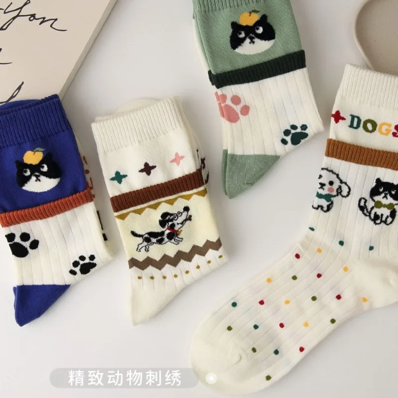 4 Paar süße bestickte Cartoon-Baumwollsocken für Damen im Frühling und Herbst, schweißabsorbierende, einfache, lässige Socken mit mittlerer Röhre