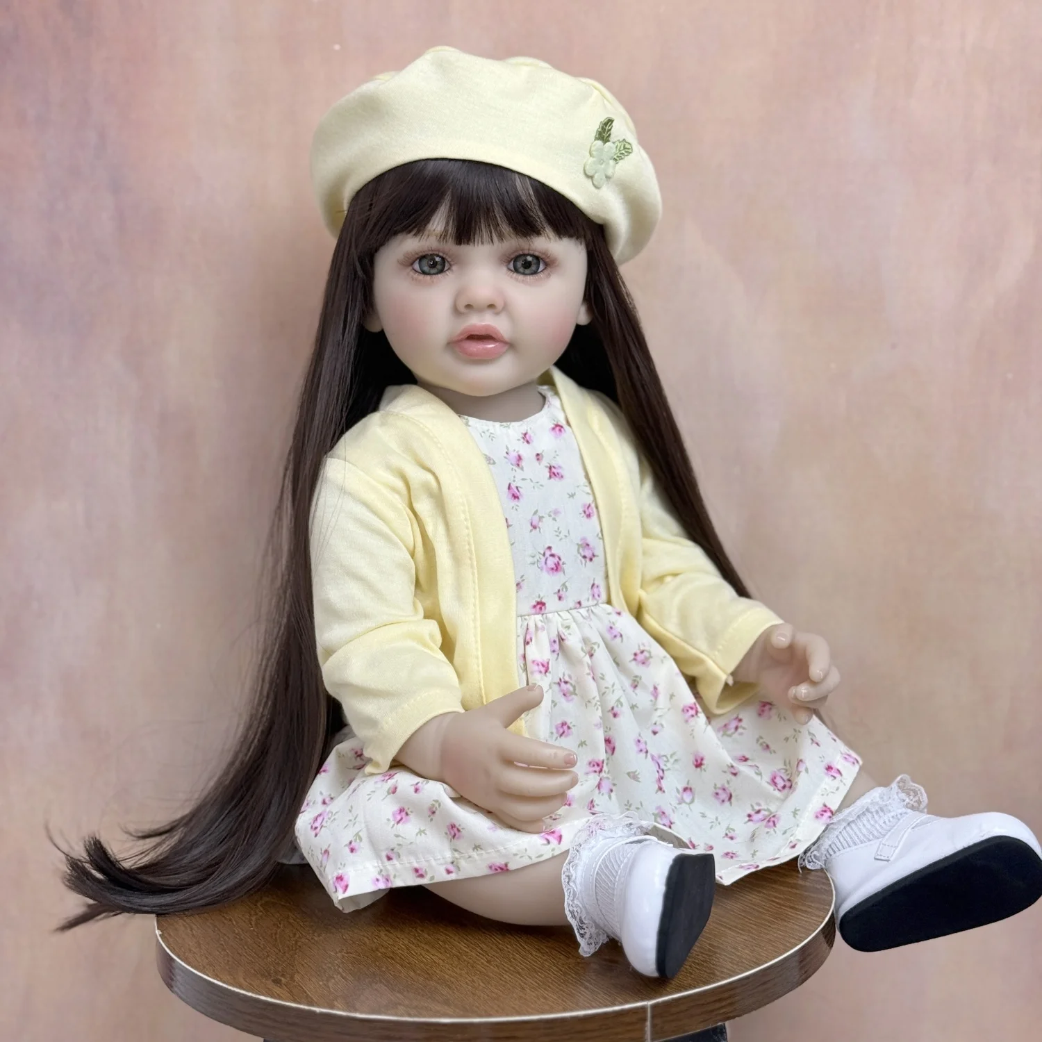 55 CM corps complet en vinyle Reborn bébé poupée jouet habiller brun cheveux longs princesse enfant en bas âge douce fille poupée à la main cadeau d'anniversaire