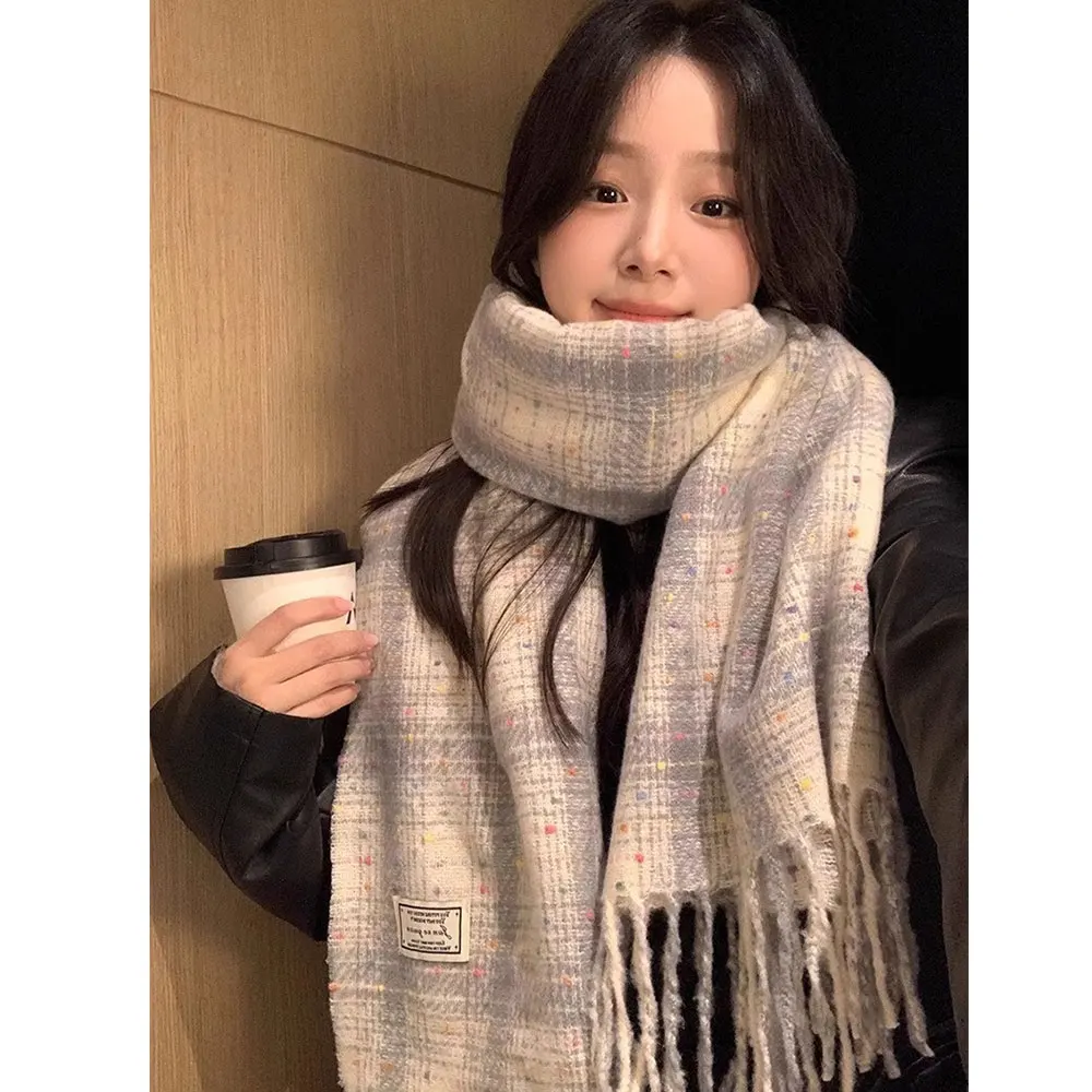 وشاح نسائي شتوي 2025 جديد لخريف وشتاء دافئ على الطراز الكوري مشاعر راقية جو الطالب نمط شبكي أبيض