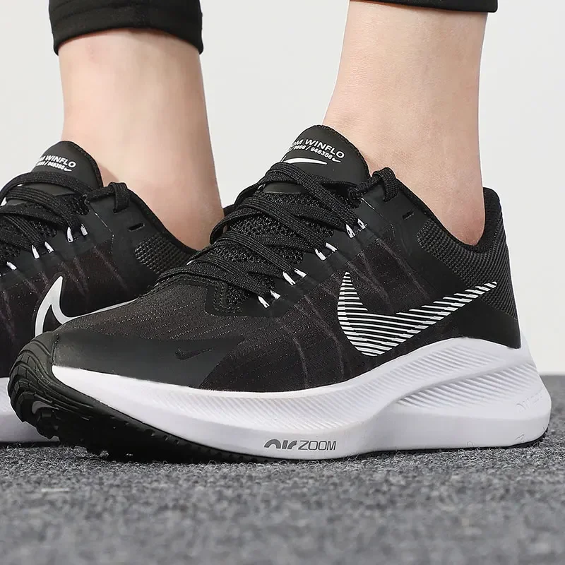 حذاء الجري Nike Zoom winflo 8 Low Top مريح ممتص للصدمات للرجال والنساء باللون الأسود