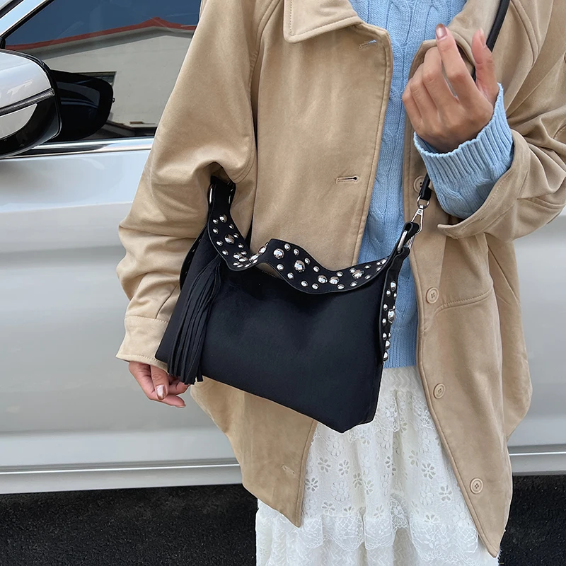 حقائب كتف عصرية من Leftside للنساء بمسامير وشرابات تصميم من جلد الغزال الصناعي حقيبة كروس 2025 أحدث حقائب اليد الفاخرة