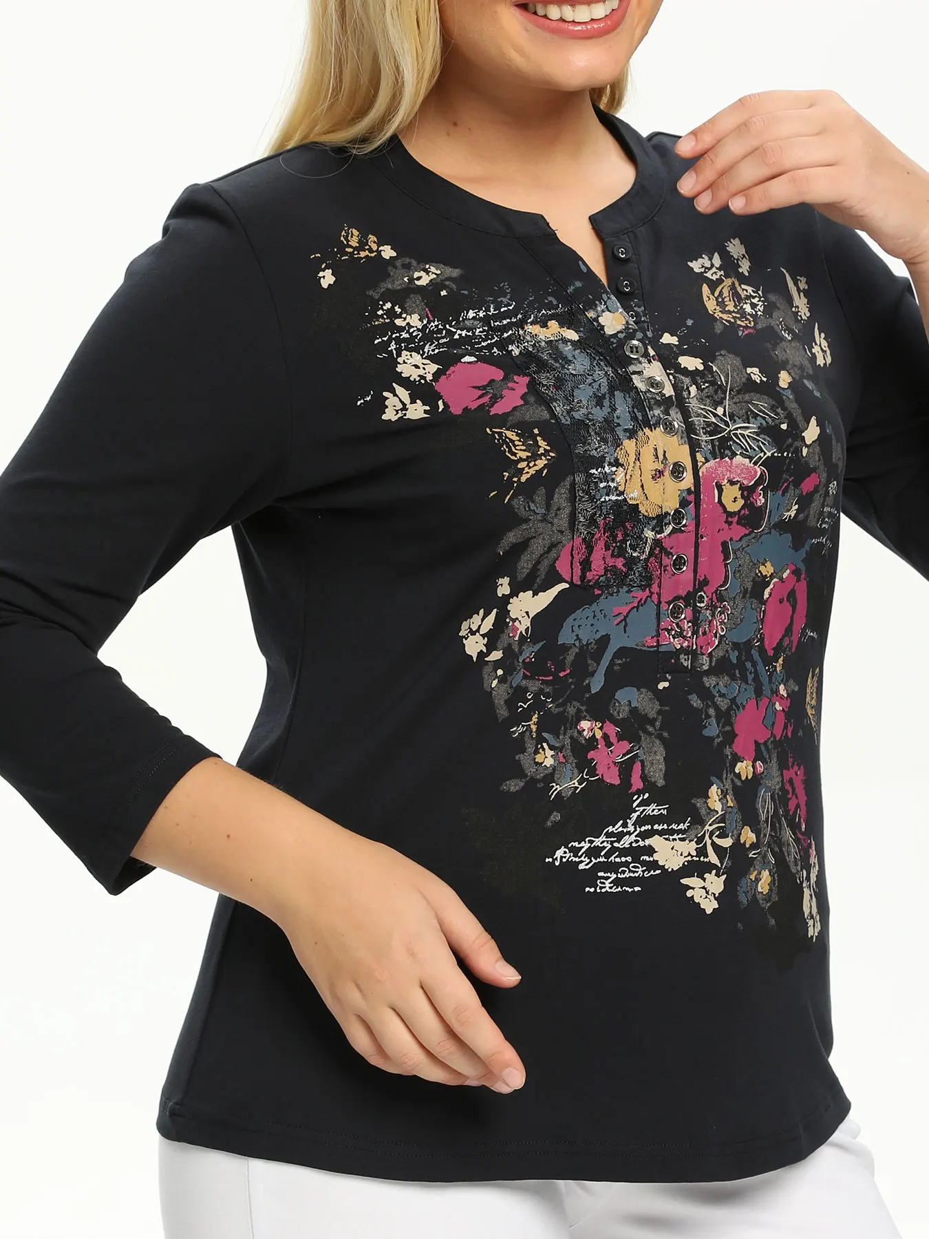 

Женская футболка больших размеров