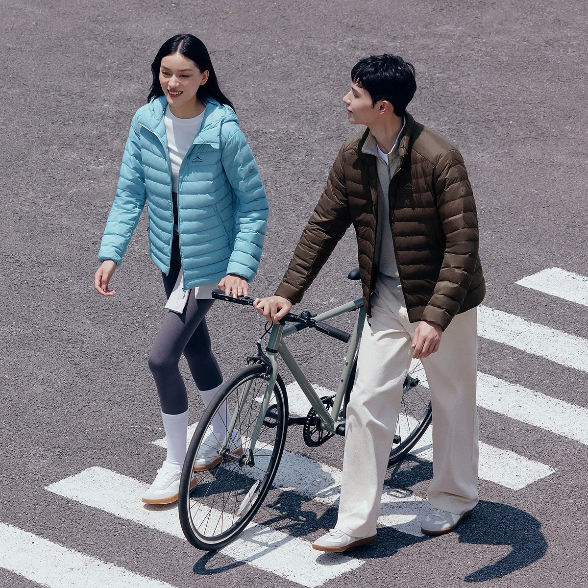 

Пуховик Bosideng для активного отдыха с трехслойной защитой на гусином пуху 700+ и эргономичным дизайном для пеших прогулок