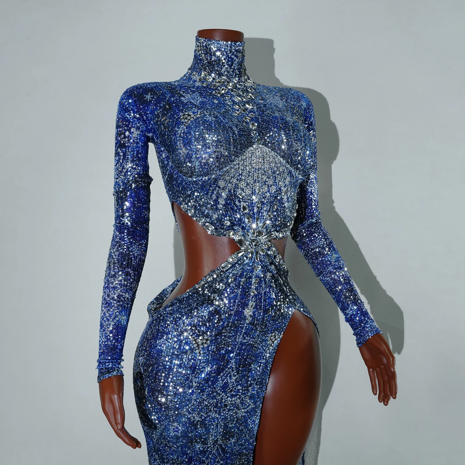 Dame sexy avec une conception de taille découpée, robe longue bleue à paillettes de diamant, tenue de fête d'anniversaire pour chanteur, tenue de scène Drag Queen