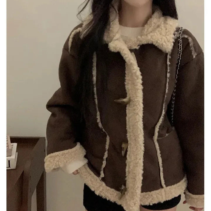 レトロで多用途なフェイクファー襟付き、若々しいレザーとファーのジャケット、女性用香港風シックなコート、綿100%