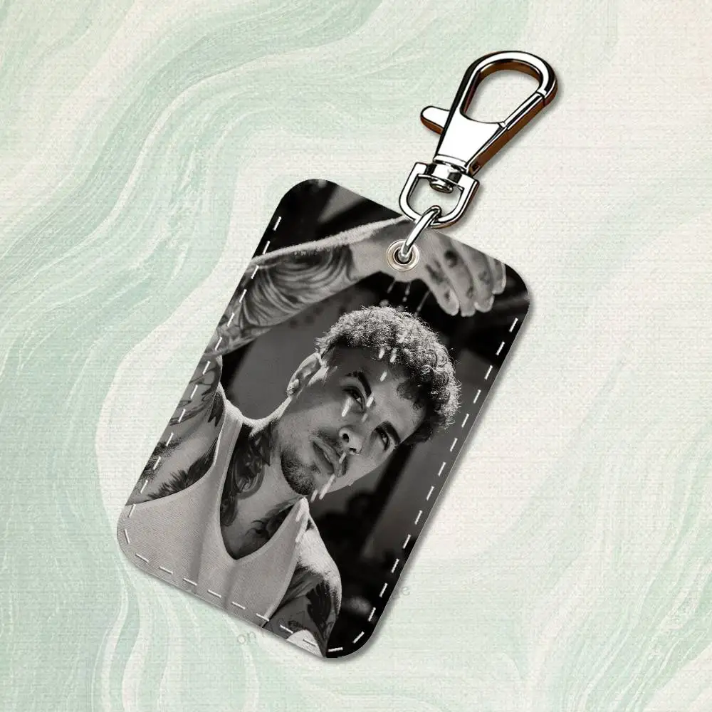 ซองใส่บัตรรูปทรงสี่เหลี่ยมผืนผ้าพร้อมพวงกุญแจหนัง รุ่น Singer R-Rauw A-Alejandro สำหรับใส่บัตรประจำตัว บัตรเข้าออก หรือใช้เป็นพวงกุญแจ