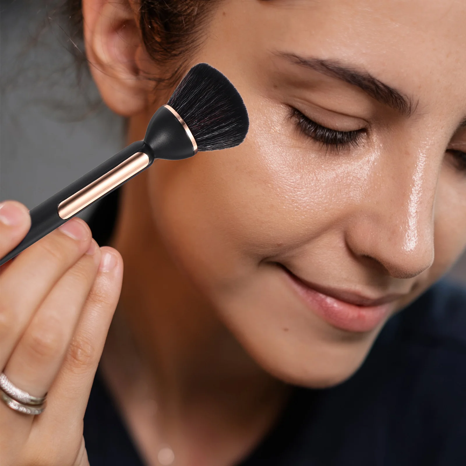Pennello per cipria in polvere Pennello per trucco Strumento portatile leggero Manico ergonomico multifunzione per fard viso