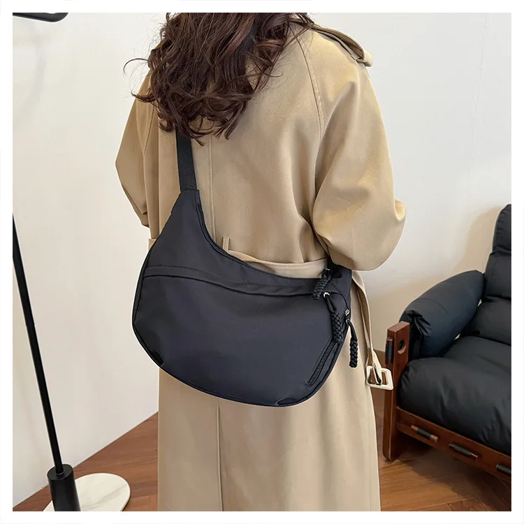 Schlichte und Stilvolle Crossbody Dumpling-Tasche, Leichtgewichtig, Große Kapazität, Umhängetasche, Studenten-Schultertasche, Vielseitige Sporttasche – Detail 15