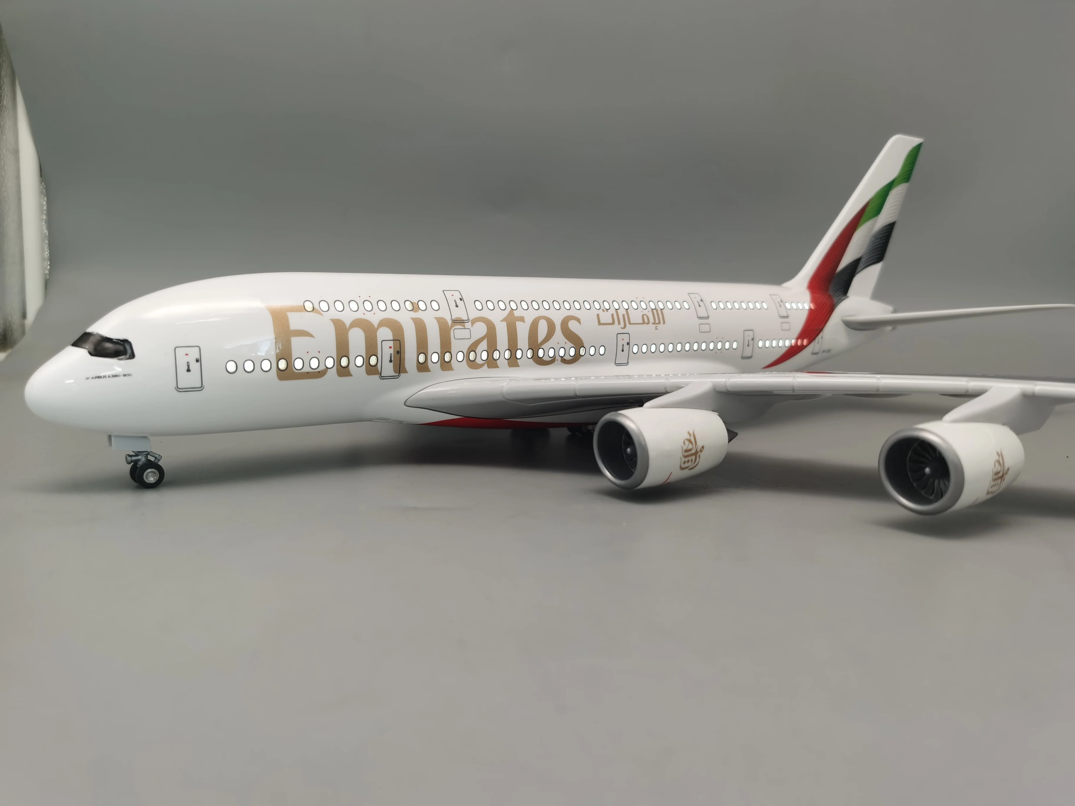 2024 New Painted 1/160 Scale Diecast Model A380 Emirates Airways Resin Airplane With Light Toy Airline Collection Display Gifts