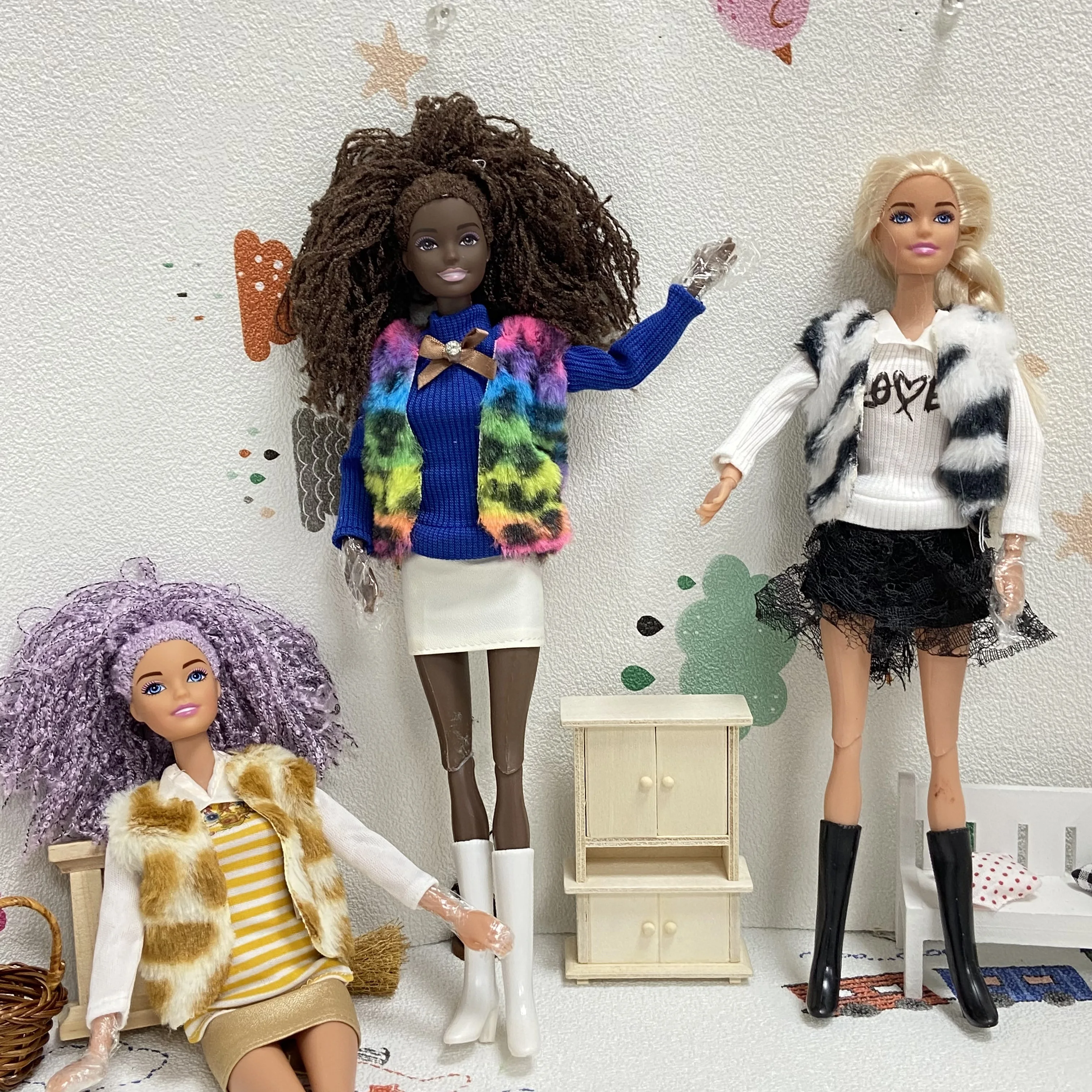 

A plush vest, long sleeved shirt, skirt, and pants set suitable for 11.5-inch female dolls, equipped with boots and cute designs