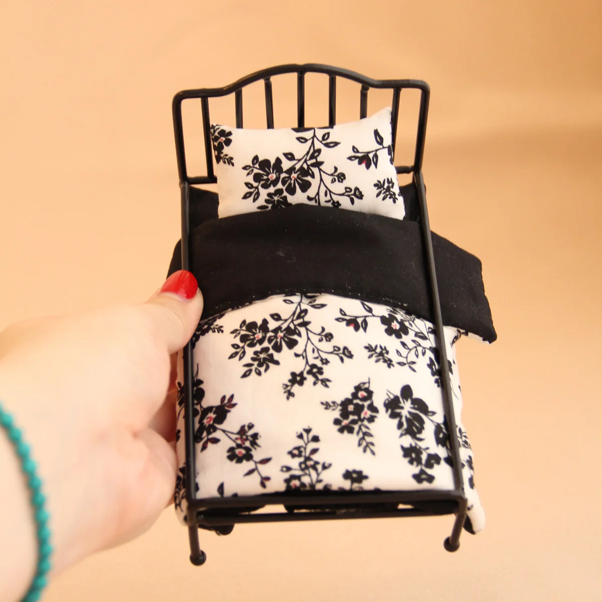 1:12 لعبة التظاهر المصغرة 13 سم سرير حديدي مع طقم سرير مكون من 3 قطع مناسبة لأثاث بيت الدمى Bjd Ob11