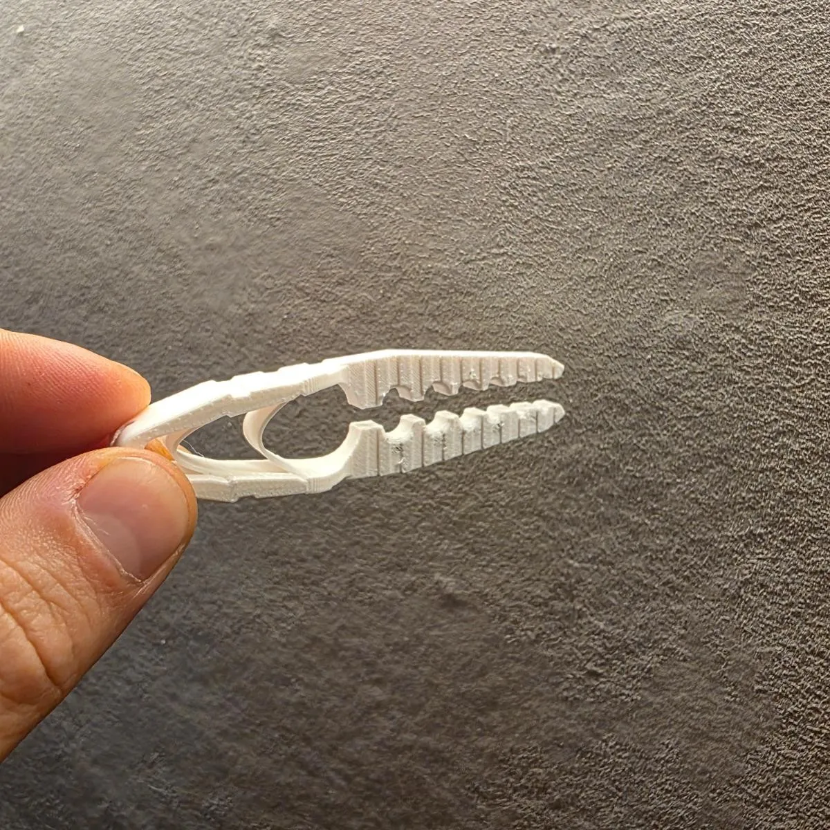 Plastic nail clamp - a nail holder with multiple sizes that can be used to protect fingers and pliers for safe nail insertion