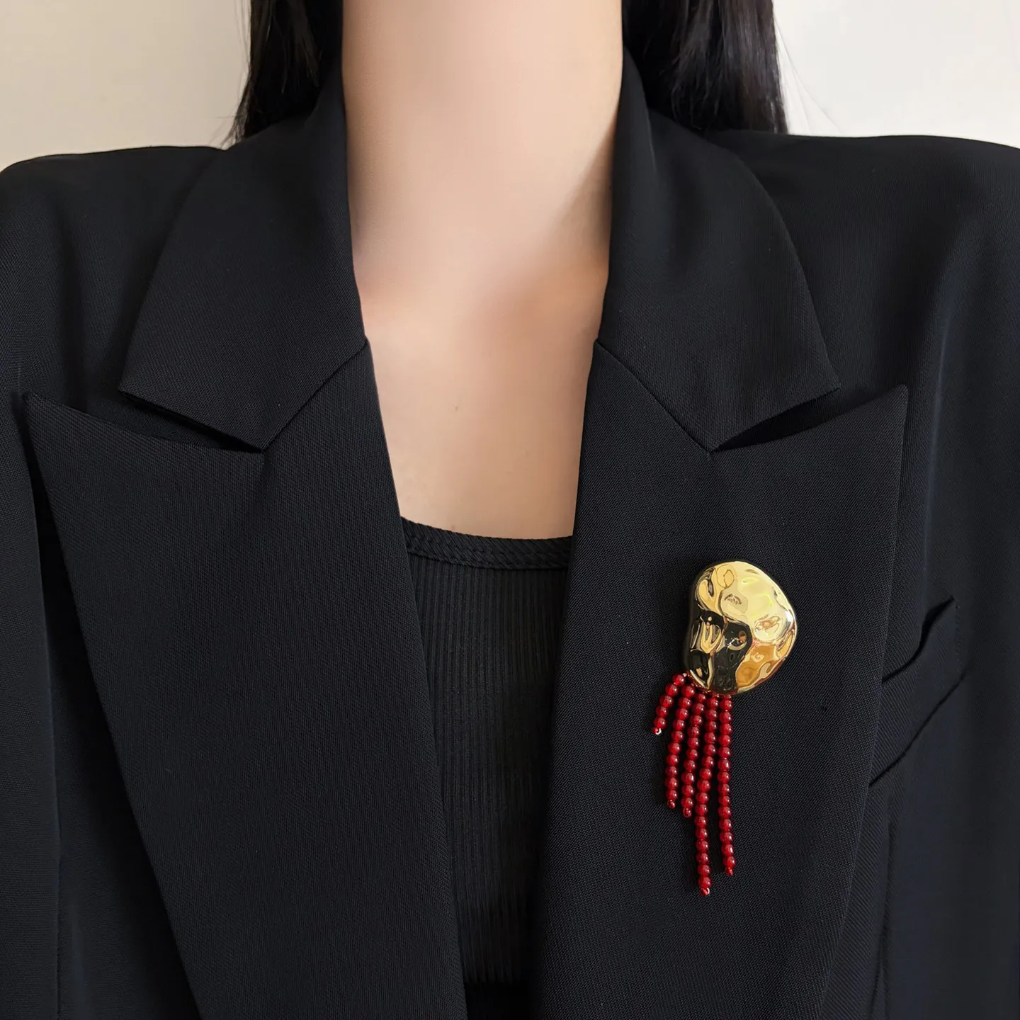 Women Niche Design Irregular Texture Tassel Beaded Brooch, Light Luxury High-end Suit Coat Lapel Pin Fashion Clothing Accessorie