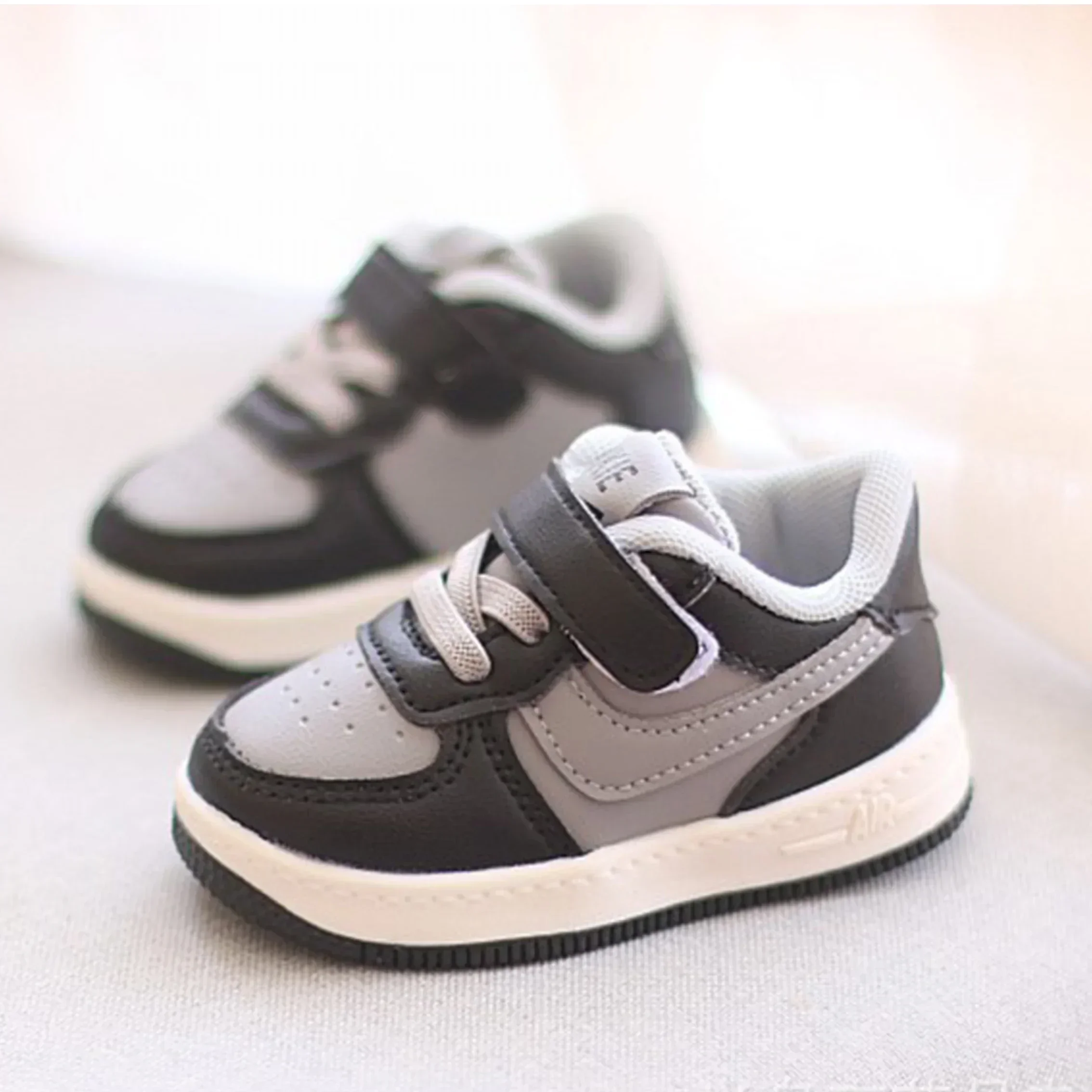 Sneakers moda per bambini nuovi bambini scarpe Casual antiscivolo bianche ragazzi ragazze Sneakers traspiranti scarpe sportive da esterno per bambini