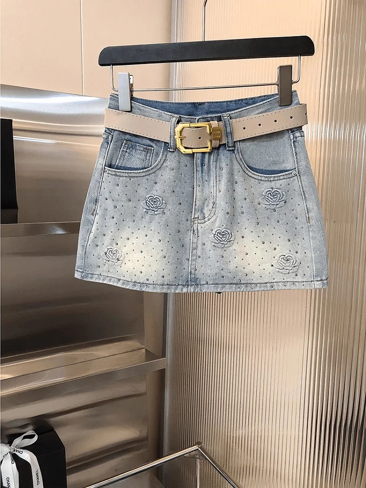 

Летняя джинсовая юбка с высокой талией 2024 года, светлого цвета, для девушек, с эффектом похудения, универсальная, с декором из страз, длиной до колена