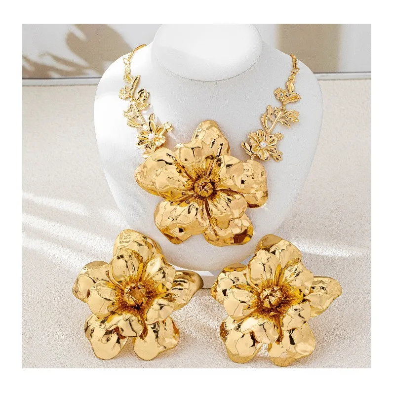 

Hot-selling Personality Exaggerated Fashion Big Flower Stud Earrings Necklace Set Suitable for Women's Parties and Banquets