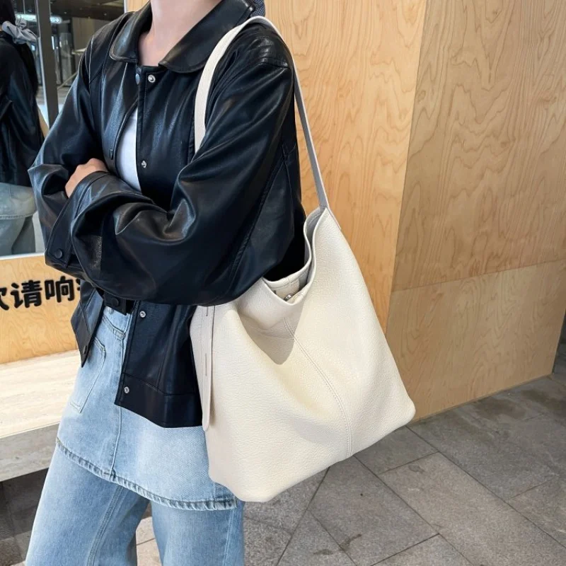 

Fashionable Faux Leather Crossbody Bag Women RFID Blocking Pocket Chain Handle Detail Lightweight Best-Selling Casual Bag​