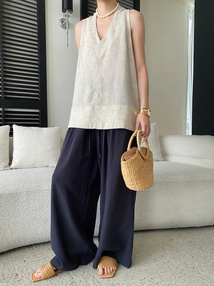 Sommerliche Damen-Weste in unifarbenem Design mit V-Ausschnitt und lockerem Schnitt ohne Ärmel. – Detail 15