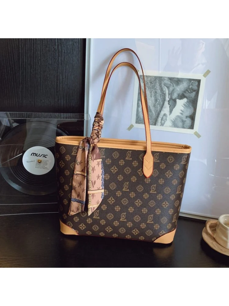 Stylish Ladies Messenger Bag Made Of Octagon-Printed Leather Boasting Iceland Casual Vintage Spacious Soft Daily Look