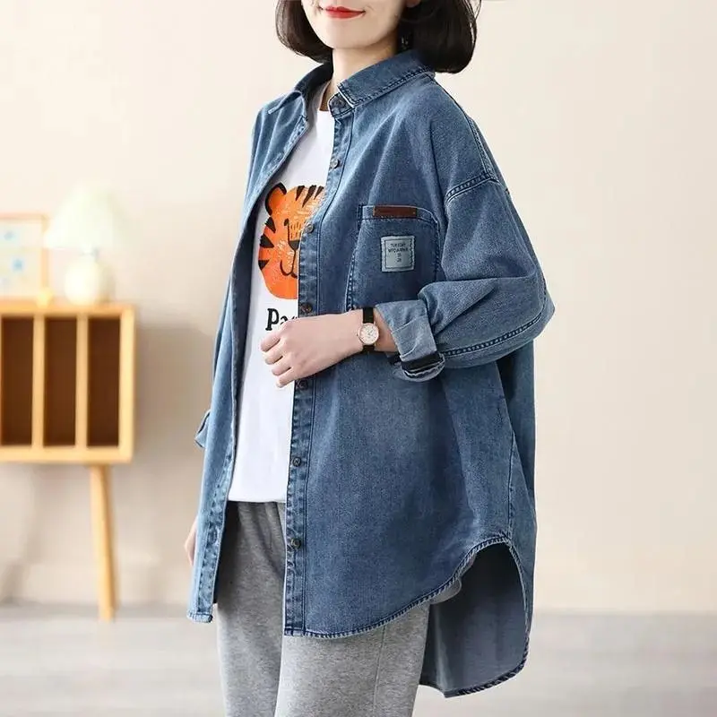 سترة نسائية بنمط جديد مع جيوب بأزرار وطية صدر السترة عصرية بلون سادة وفضفاضة ومتعددة الاستخدامات من قماش الدنيم