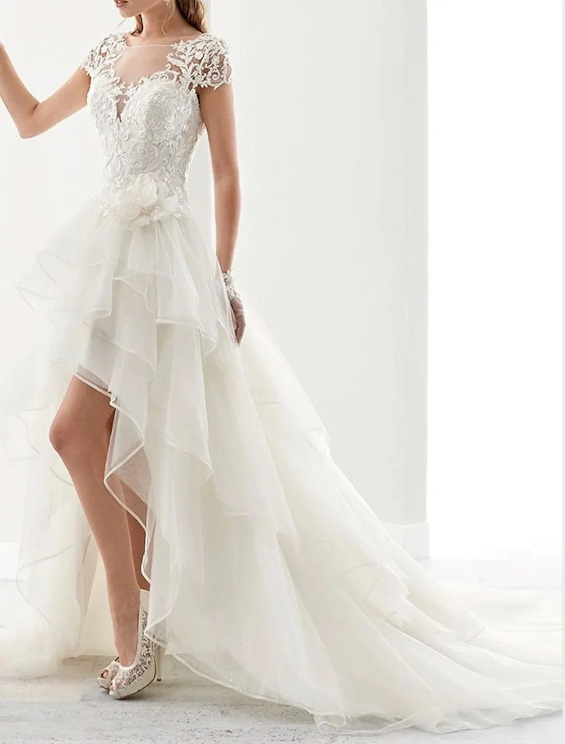

High Low Wedding Dress Scoop Sleeveless Lace Appliques Tiered Ruffles 3D Flowers Birde Party Gowns Vestidos Robe De Mariage