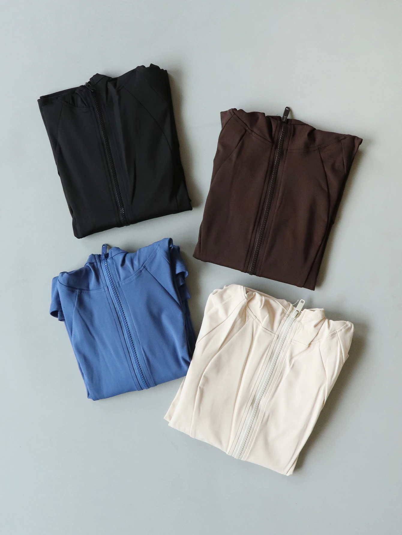 Fitfemme Damen-Sportjacke mit durchgehendem Reißverschluss und Kapuze – feuchtigkeitsableitend und dehnbar, mit Taschen, für Fitnessstudio, Laufen und Outdoor