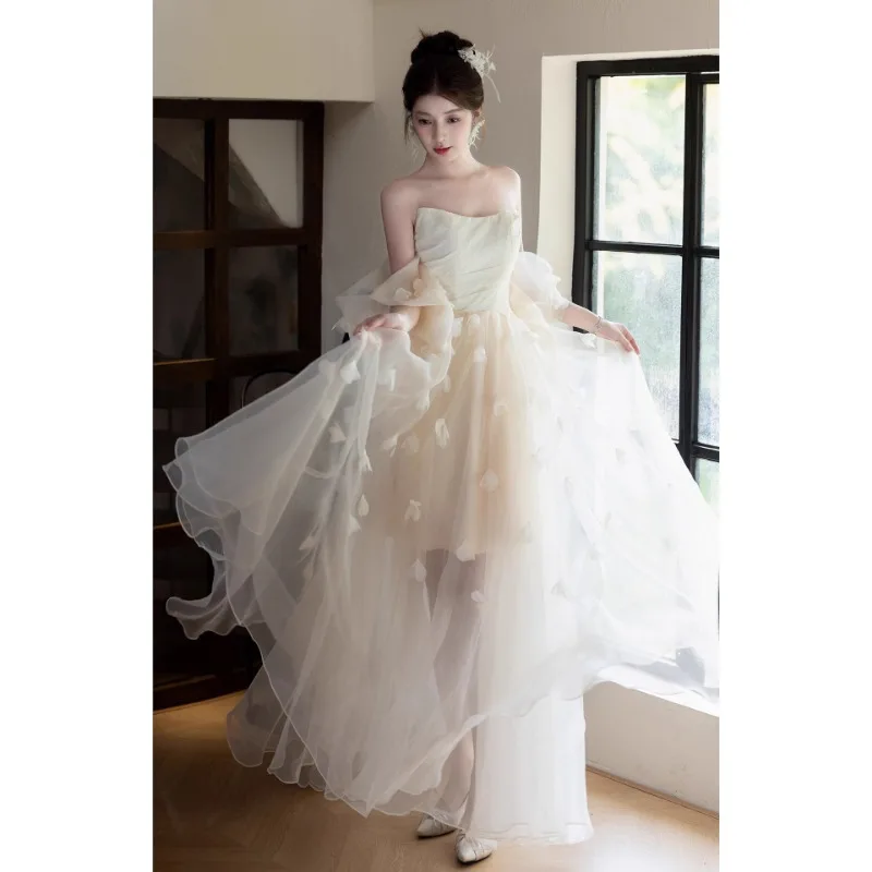 Champagnerfarbenes französisches leichtes Hochzeitskleid für Bräute 2026 – Neuheit: Hochwertiges Textur-Gewebe, trägerloses Kleid für kleine Anlässe