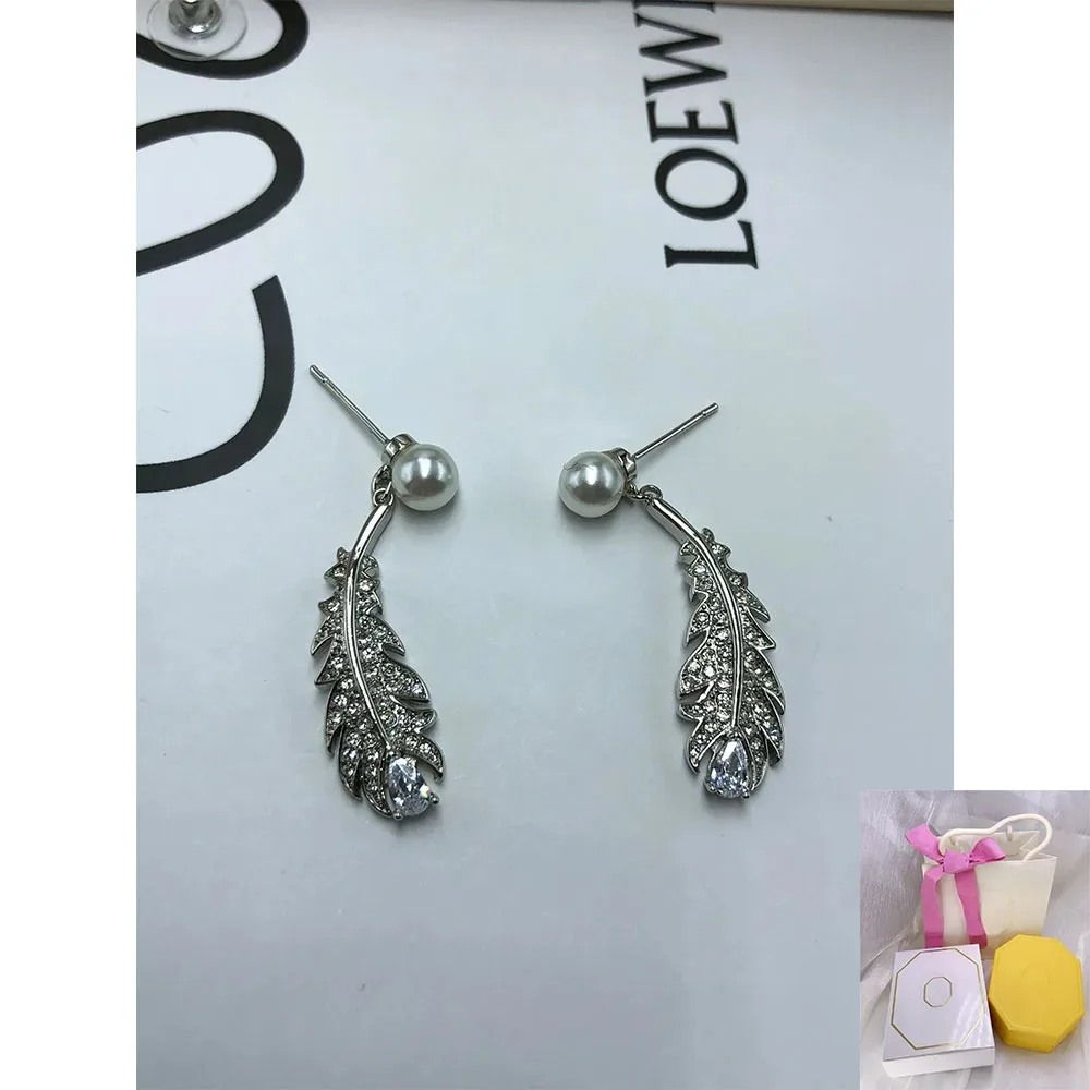

2024 New Hot Selling Idyllia Water Drop shaped White Feather Earrings Mixed Cutting Romantic Festival Gift