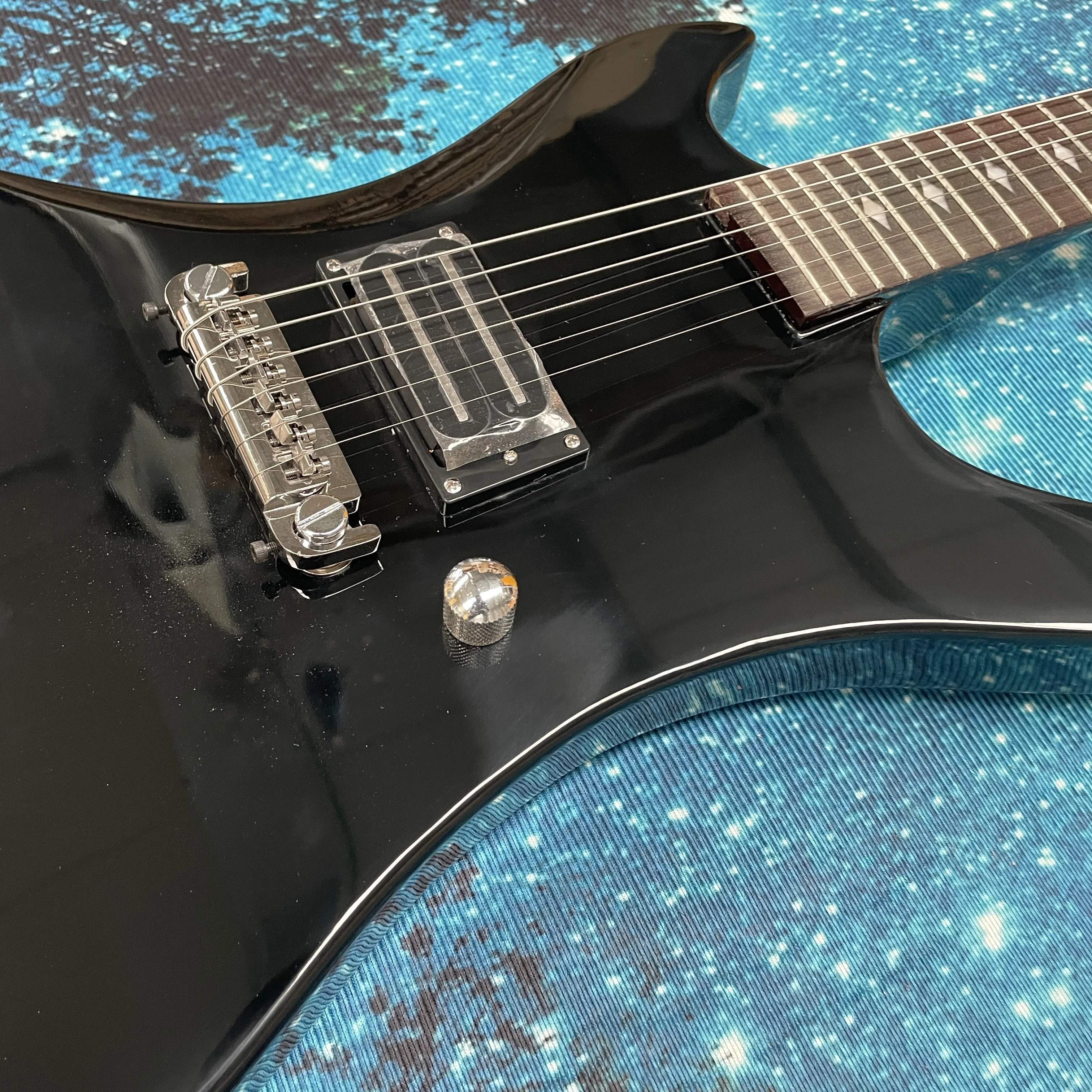 

Черная электрогитара, корпус из красного дерева, 22-позиционная электрогитара с двойными звукоснимателями.