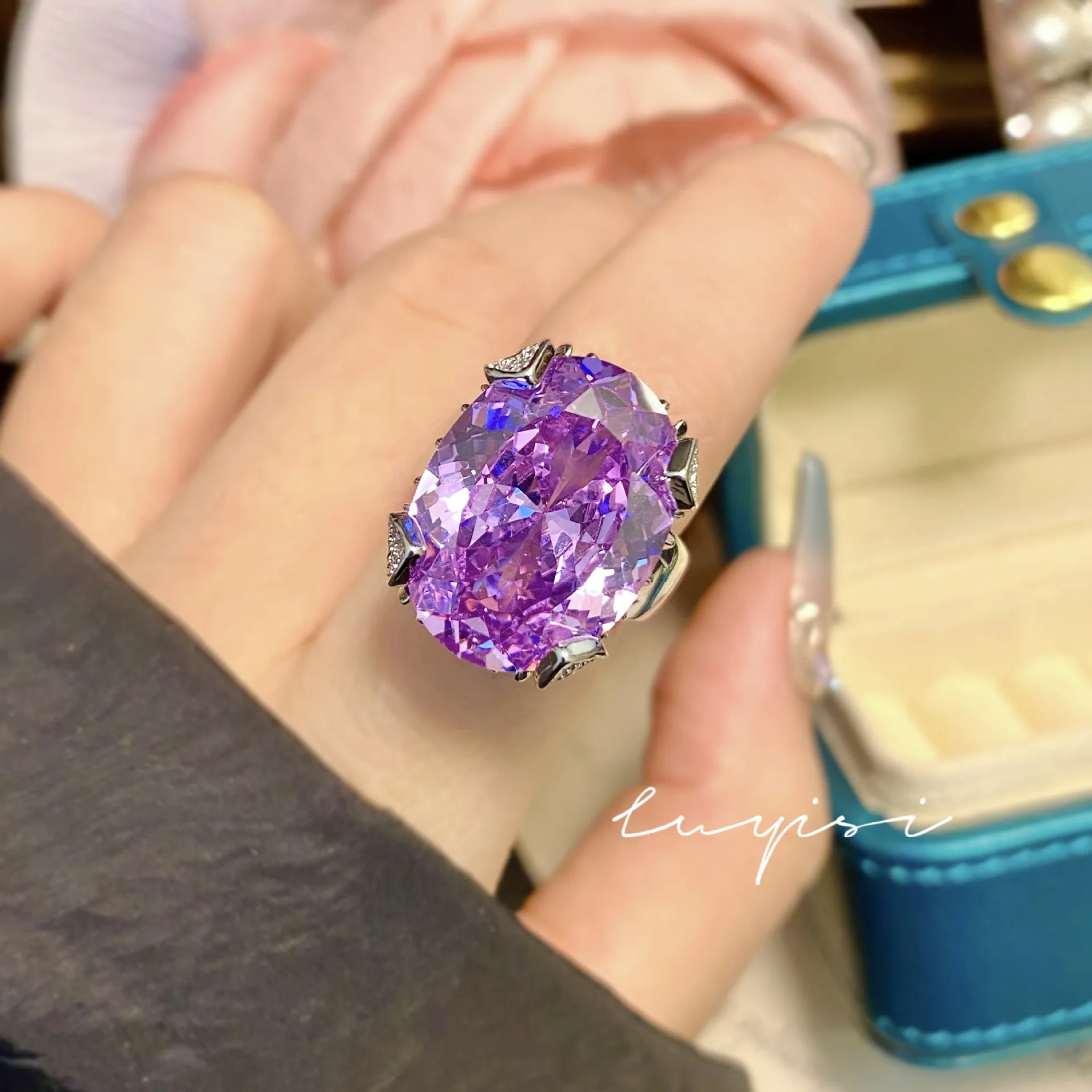 انفجار البث المباشر لمشاهير الإنترنت مليء بحلقة اللوتس الماسية البسيطة متعددة الاستخدامات من الليثيوم الأرجواني Hui عالية الكربون الماس p