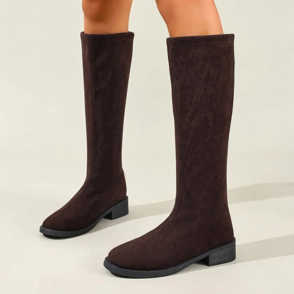 Winterliche Rundzehen-Stiefel aus Wildleder, sexy und bequem, mit niedrigem Absatz, modischer neuer Stil, elegante Modenschau-Ritterstiefel für Damen. – Detail 4