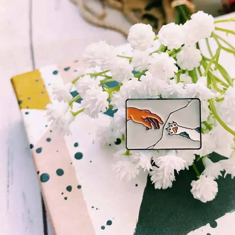 Kawaii Cat Enamel Pin Hugging membaca Pin, artis bros lencana perhiasan Aksesori gas untuk pecinta kucing grosir