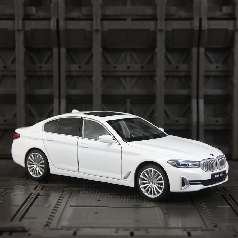 1:24 Simula el modelo de coche de aleación BMW 530Li con puertas, capó de motor y maletero que puede abrir rico en detalles, finamente elaborado