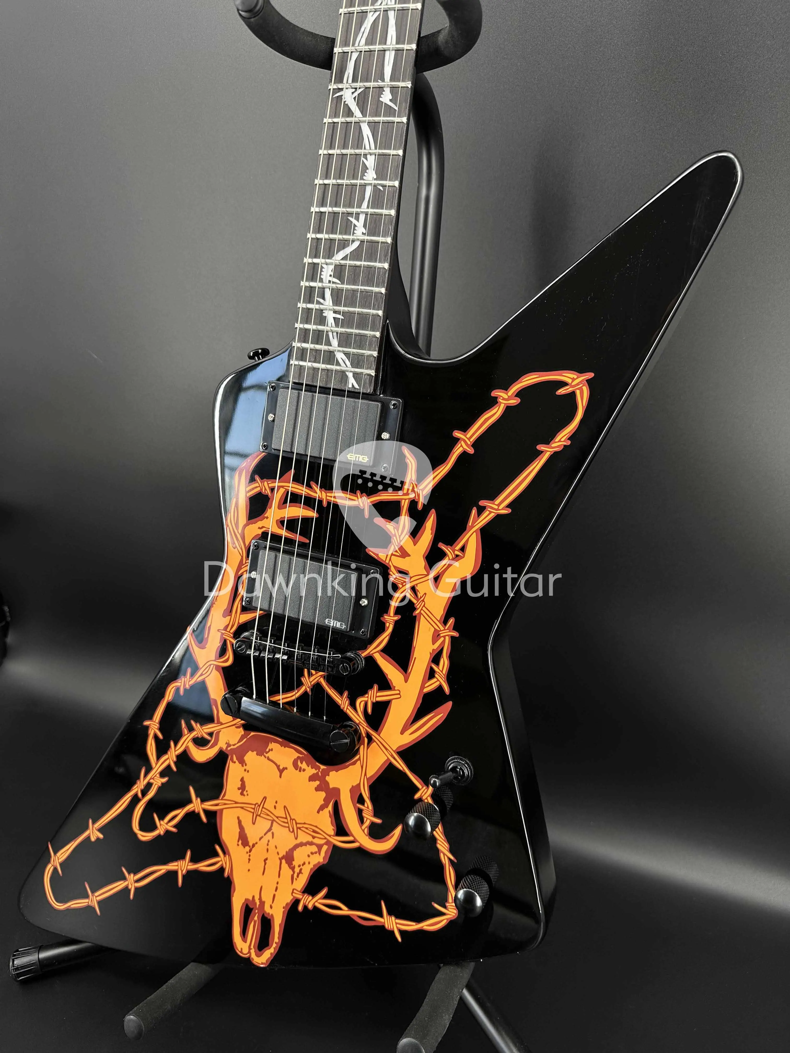 Hand-painted 6-string Integrated Electric Guitar, Black Deer Head Pattern Fast Ship