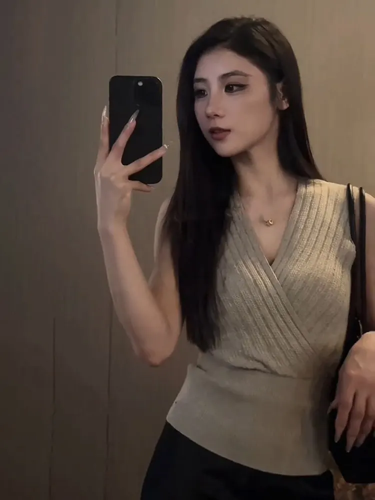 

Oatmeal V-Neck Crossed Waist Cinched Sleeveless Knitted Vest Women Summer Sexy Spicy Short Style Top Korean Version Slimming
