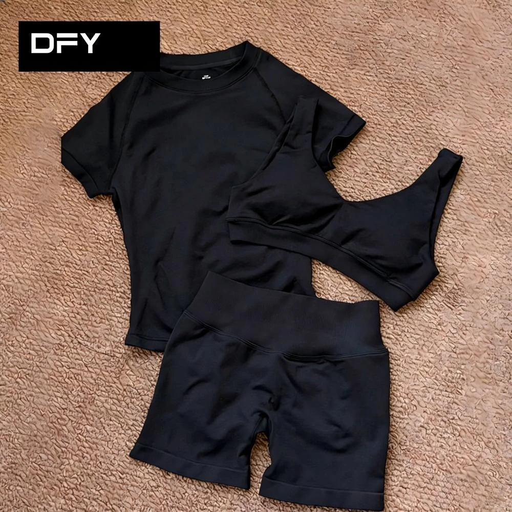 Origineel label: Driedelige yogakleding voor dames, inclusief heupliftende shorts, sportbeha en top, geschikt voor fitness, hardlopen en training.