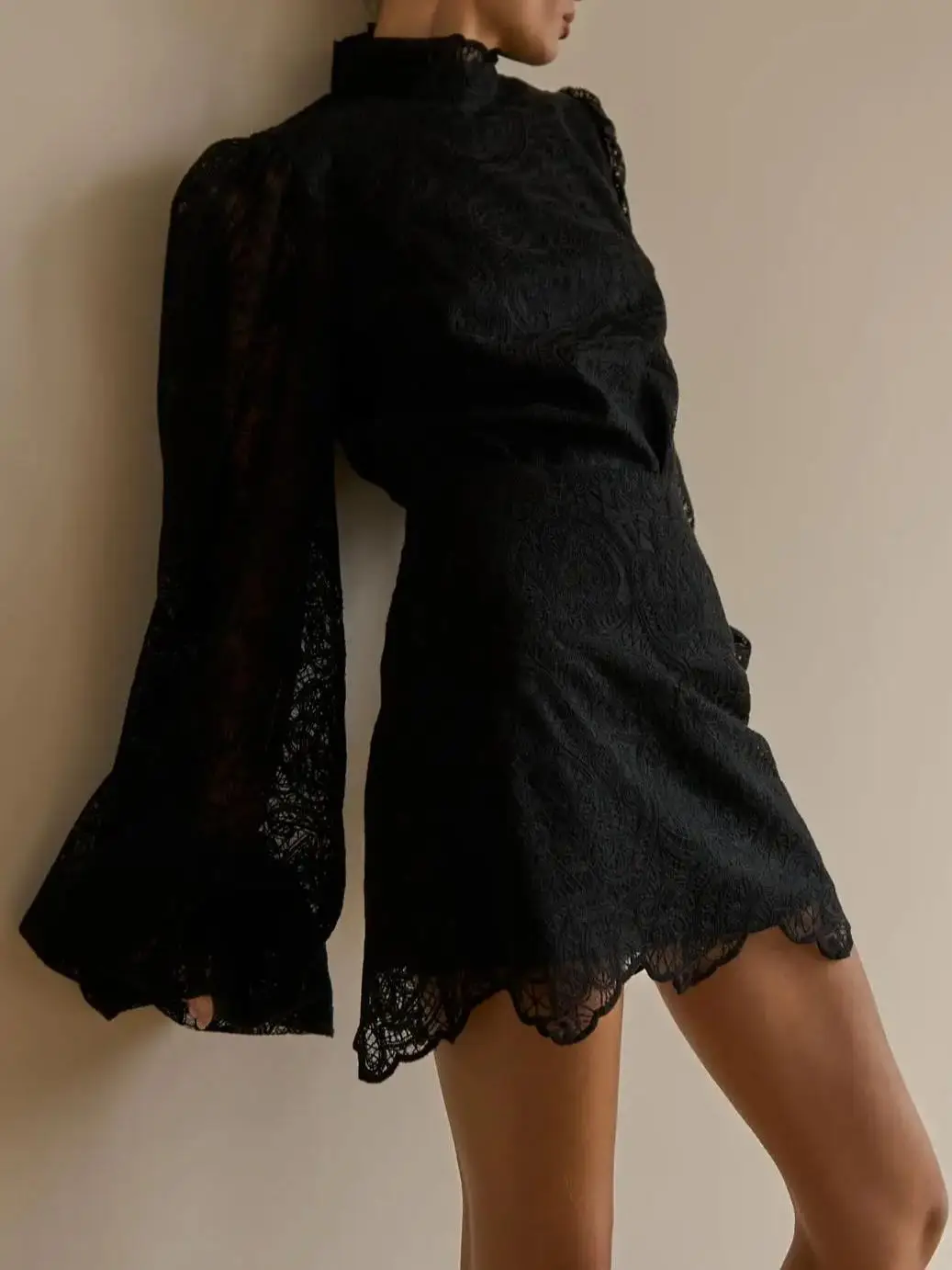 

Женский черный комплект из 2 предметов, топ с высоким воротником и длинными рукавами + мини-юбка трапециевидной формы с высокой талией, элегантный тонкий костюм